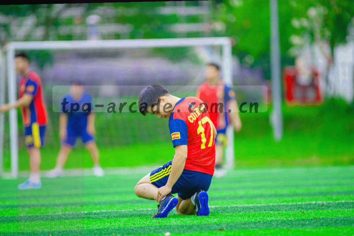 两条并行光带沿深色空间延伸，一条青色一条琥珀色，末端各接一个状态灯